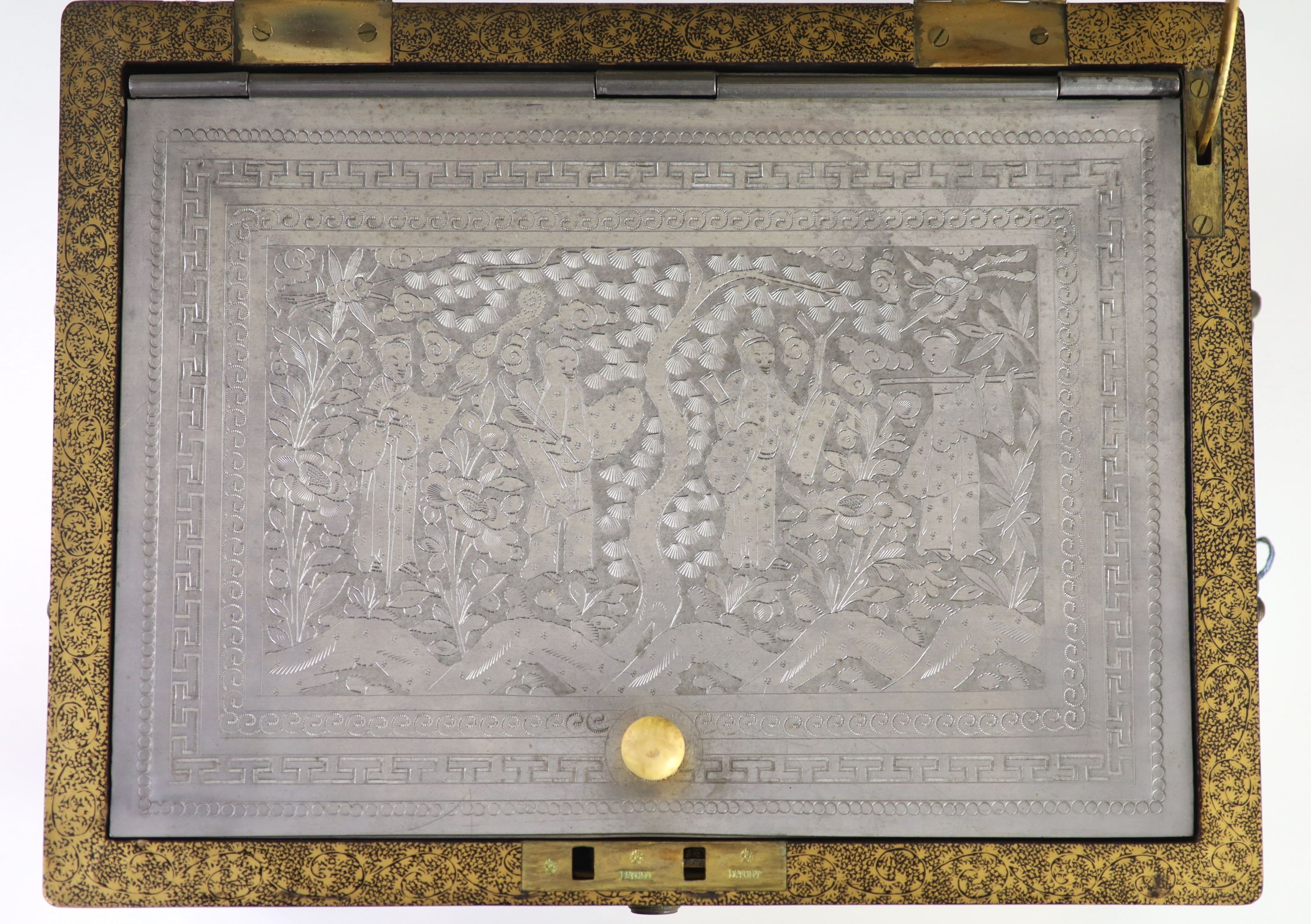 A Chinese export gilt decorated black lacquer tea chest, early 19th century, 35 cm wide, including side carrying handles